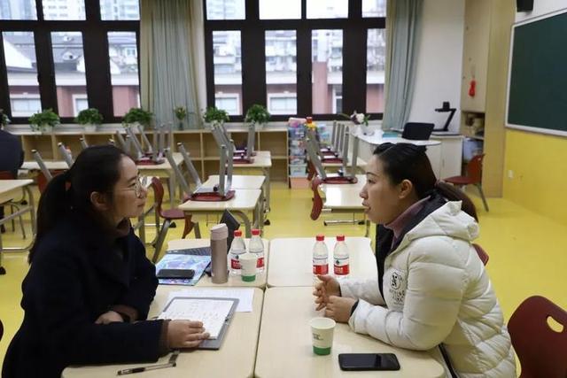 一对一、约谈式,这个学校推出私人订制家长会